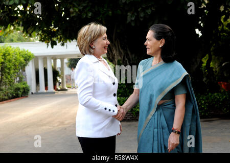 2009 - Président de la direction du Parti du Congrès Indien Sonia Gandhi se félicite de la secrétaire d'Etat américaine Hillary Rodham Clinton à sa résidence à New Delhi, Inde Banque D'Images