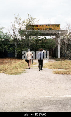 Entrez à nouveau les navetteurs Cuba communiste comme ils retournent à leur domicile après une journée de travail à la base navale de la Baie de Guantanamo. Les banlieusards résident à Cuba, mais qui travaillent à la base américaine de soutenir leur famille. Banque D'Images