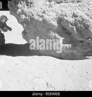 (23 avril 1972) --- L'astronaute John W. Young, commandant de la mission Apollo 16 lunar landing, regarde au-dessus d'un gros rocher à la station n°13 au cours de la troisième Apollo 16 activité extravéhiculaire (EVA) à l'atterrissage de Descartes. Banque D'Images