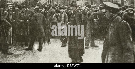 1918 - Révolution allemande - Proclamation de la République allemande à Berlin. Lorsque les chefs du parti socialiste a ordonné à l'empereur d'abdiquer. Cette photo montre des soldats allemands de la distribution d'armes à feu pour les ouvriers dans les rues de Berlin Banque D'Images