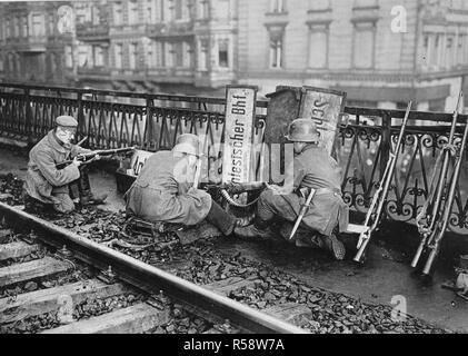 La Révolution allemande - défendre les soldats Spartacus railroad gare de Berlin, Allemagne. Cette place forte a eu lieu longtemps après la Révolution a été réprimée par les troupes allemandes ca. 1918-1919 Banque D'Images