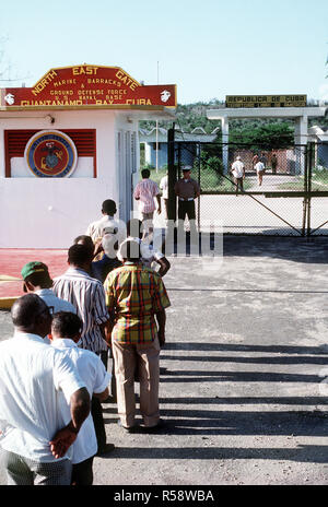 Un membre de la Force de défense au sol de la Caserne Marine vérifie les travailleurs civils dans le Nord Porte de l'est qu'ils retournent dans leurs foyers en parti communiste de Cuba. Banque D'Images