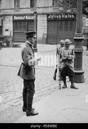 La Révolution allemande - Événements en haute Silésie. Le français et l'Allemand des sentinelles de la police garde de sécurité la route de Bogutschuetz, la zone dans laquelle les Polonais insurgés ont commencé leurs opérations ca. 1919-1924 Banque D'Images