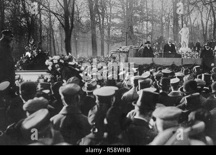 La Révolution allemande - la dernière apparition publique de Liebnecht, sur des sièges Allee. Après cette incitation à la réunion, il a été arrêté par les troupes du Gouvernement Ebert, Berlin, Allemagne (probablement Janvier 1919) Banque D'Images