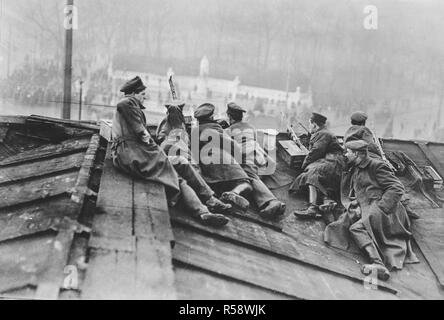 La Révolution allemande - Spartacus soldats prêts à faire feu sur les civils dans le Tiergarten, Berlin, Allemagne ca. 1919 Banque D'Images