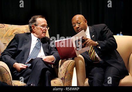 Le président Bush, Laura Bush : Fin de semaine pour Mme Coretta Scott King. Nouvelle naissance Missionary Baptist Church. Lithonia, Géorgie. Banque D'Images