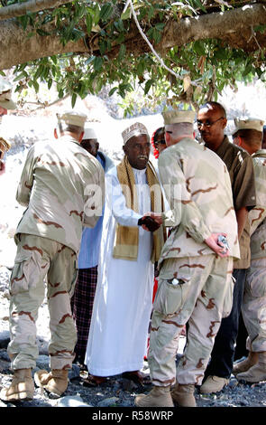 2006 - Le sultan de Tadjourah le Abdoulaker Moumat Honorable Houmed (centre), salue des US Navy (USN) le personnel affecté à la force opérationnelle interarmées combinée de la Corne de l'Afrique (CJTF HOA), au cours d'une visite à son invité dans la maison Bankouale, à Djibouti. Banque D'Images