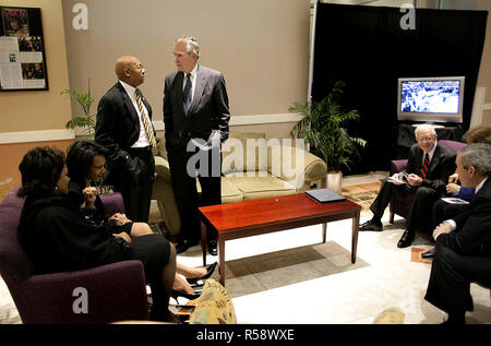 Le président Bush, Laura Bush : Fin de semaine pour Mme Coretta Scott King. Nouvelle naissance Missionary Baptist Church. Lithonia, Géorgie. Funérailles Des VIP au holding prix comprennent : l'ancien président George H. W. Bush (41), ancien président et Mme Jimmy Carter (Rosalynn), l'ex-Président Bill Clinton, la Sénatrice Hillary Rodham Clinton, Sec. Alphonso Jackson (Marcia) et Sec. Condoleezza Rice. Banque D'Images