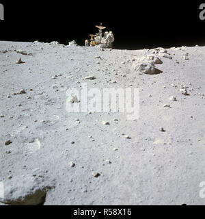 (23 avril 1972) --- L'astronaute Charles M. Duc Junior travaille à l'avant du Rover lunaire (LRV) stationnés dans ce champ à la roche Ray site géologique cratère Nord au cours de la troisième mission de l'activité extravéhiculaire (EVA) le 23 avril 1972. Banque D'Images