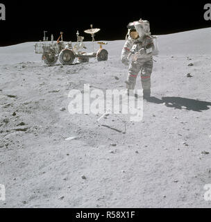 (23 avril 1972) --- L'astronaute John W. Young, commandant d'Apollo 16, avec un échantillon de sa main gauche, se déplace vers la partie inférieure du gnomon (centre) lors de la collecte des échantillons sur le site géologique cratère Nord Ray. Banque D'Images