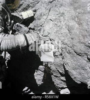 (23 avril 1972) --- L'astronaute Charles M. Duc Jr., pilote du module lunaire de la mission Apollo 16 lunar landing, examine de près la surface d'un gros rocher à North Ray au cours du troisième cratère Apollo 16 activité extravéhiculaire (EVA) à l'atterrissage de Descartes. Banque D'Images