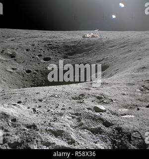 (21 avril 1972) --- une vue sur le cratère, qui a été visité par les deux membres de l'exploration lunaire de la mission Apollo 16 lunar landing, sur leur première activité extravéhiculaire (EVA), traverse, 21 avril 1972. Banque D'Images