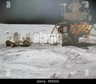 (21 avril 1972) --- L'astronaute John W. Young, commandant de la mission Apollo 16 lunar landing, travaille au Rover lunaire (LRV) juste avant le déploiement de la surface lunaire Apollo (expériences ALSEP) au cours de la première activité extravéhiculaire (EVA) le 21 avril 1972. Banque D'Images