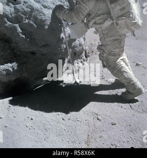 (23 avril 1972) --- L'astronaute Charles M. Duc Jr., pilote du module lunaire, travaille à l''Shadow Rock', découvert au cours des missions troisième activité extravéhiculaire (EVA) dans la région de North Ray cratère (station 13), le 23 avril 1972. L'écope, un outil à main géologique, s'appuie contre la roche. Banque D'Images