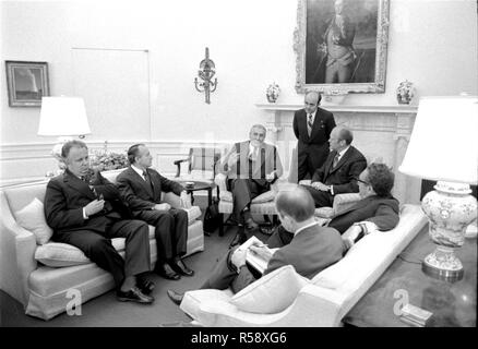 Le président Ford et Edward Gierek, Premier Secrétaire du Comité central du Parti ouvrier unifié polonais (PZPR), rencontrez dans le bureau ovale au cours d'une visite d'État. Sont également présents des vice-premier ministre de la Commission de la planification de la République populaire de Pologne Mieczyslaw Jagielski, Ministre des affaires étrangères de la République populaire de Stephan Olszowska, Secrétaire d'État Henry Kissinger, le Conseiller pour la sécurité nationale, le général Brent Scowcroft, interprète et Henryk Sokalski. Le 8 octobre 1974. Banque D'Images