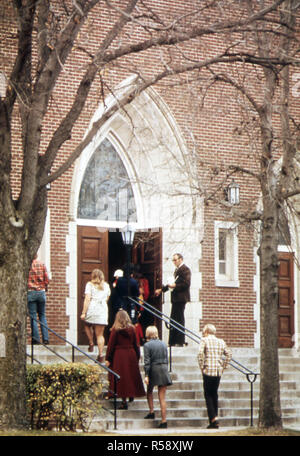 1974 - Les luthériens, membres de la congrégation sont montré entrant St. Paul's Evangelical Church New Ulm Banque D'Images