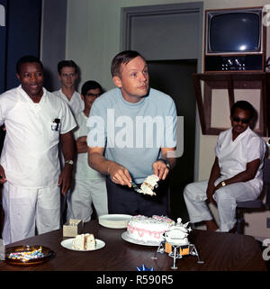 S69-40958 (5 août 1969) --- L'astronaute Neil A. Armstrong, commandant de l'historique mission Apollo 11 lunar landing, et le premier homme à poser le pied sur la Lune, coupe son gâteau d'anniversaire qu'il a fêté son 39e anniversaire. Banque D'Images