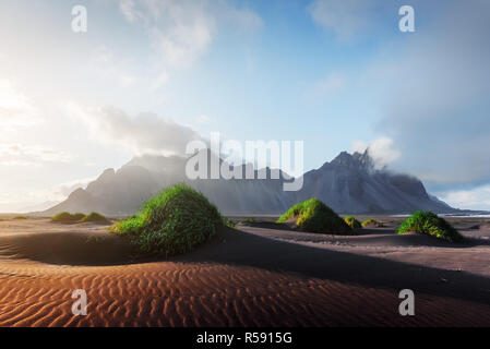 Vue incroyable sur les montagnes sur Vestrahorn Stokksnes célèbre cape, l'Islande Banque D'Images