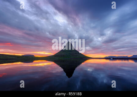 Colorful sunrise sur Kirkjufellsfoss cascade. Matin incroyable scène près Kirkjufell volkano, l'Islande, l'Europe. Photographie de paysage Banque D'Images