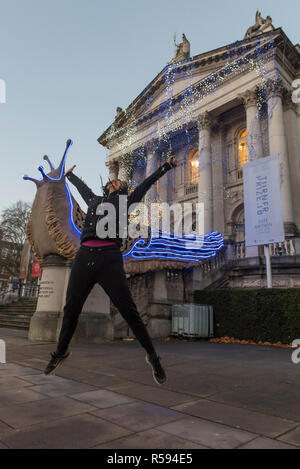 Londres, Royaume-Uni. 30 novembre 2018. Artiste nominé Prix Turner Monster Chetwynd pose devant son nouveau Tate Britain Commission d'hiver. L'artiste, autrefois connu sous le nom de 'Marvin Gaye' et 'Spartacus', a transformé la Tate Britain's iconic façade néoclassique pour marquer la saison d'hiver avec une nouvelle pièce inspirée par le solstice d'hiver, impliquant une lumière éblouissante et d'affichage des éléments de la sculpture. Commission d'hiver 2018 : Monster Chetwynd est mis à jour quotidiennement à partir du 1er décembre 2018 - 28 février 2019. Crédit : Stephen Chung / Alamy Live News Banque D'Images