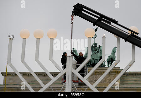 Berlin, Allemagne. 30Th Nov, 2018. Un lustre de Hanoukka est mis en place en face de la porte de Brandebourg. Credit : Britta Pedersen/dpa-Zentralbild/dpa/Alamy Live News Banque D'Images