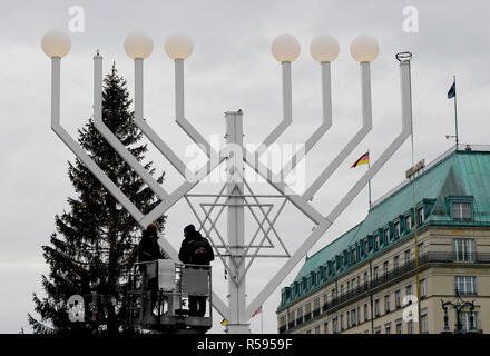 Berlin, Allemagne. 30Th Nov, 2018. Un lustre de Hanoukka est mis en place en face de la porte de Brandebourg. Credit : Britta Pedersen/dpa-Zentralbild/dpa/Alamy Live News Banque D'Images