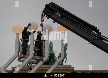 Berlin, Allemagne. 30Th Nov, 2018. Un lustre de Hanoukka est mis en place en face de la porte de Brandebourg. Credit : Britta Pedersen/dpa-Zentralbild/dpa/Alamy Live News Banque D'Images