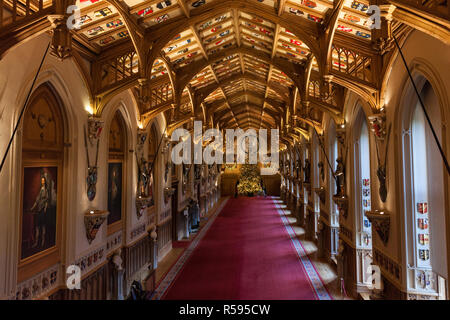 Windsor, Royaume-Uni. 30 novembre, 2018. Les appartements d'État au château de Windsor, ont été décorées avec des arbres de Noël scintillant et lumières de Noël. Vu ici dans le magnifique St George's Hall un superbe 20ft Nordmann sapin de Windsor Great Park vêtus de dorures. Un arbre de Noël 15ft apparaît également dans le Crimson Salle de dessin. Credit : Mark Kerrison/Alamy Live News Banque D'Images
