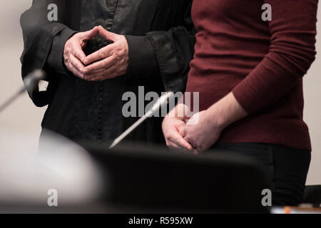 30 novembre 2018, Hambourg : le présumé terroriste islamiste Yamen A. et son avocat Wolfgang Ferner (l) sont sur le point de commencer dans la salle d'audience de détermination de la construction de la justice pénale. La République, qui a été arrêté il y a un an à Schwerin, a été chargé de rédiger un acte de violence grave qui mettrait en danger l'état. Photo : Christian Charisius/dpa Banque D'Images