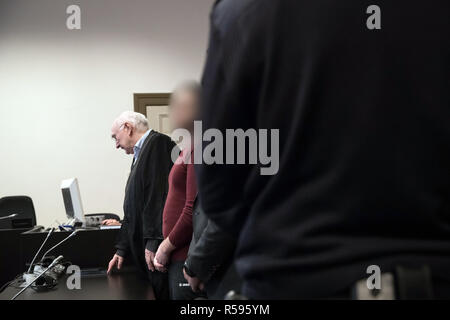 30 novembre 2018, Hambourg : le présumé terroriste islamiste Yamen A. et son avocat Wolfgang Ferner (l) sont sur le point de commencer dans la salle d'audience de détermination de la construction de la justice pénale. La République, qui a été arrêté il y a un an à Schwerin, a été chargé de rédiger un acte de violence grave qui mettrait en danger l'état. (La défenderesse a été rendu méconnaissable à protéger les droits personnels.) Photo : Christian Charisius/dpa Banque D'Images
