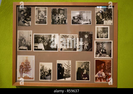 Berlin, Allemagne. 30Th Nov, 2018. Dans l'exposition 'Anges, croix gammée, Dôme du Rocher - décorations de Noël du xixe siècle à nos jours" dans le musée d'histoire allemande, photos de famille de Noël peut être vu. L'exposition est ouverte jusqu'à 03 mars 2019. Credit : Jörg Carstensen/dpa/Alamy Live News Banque D'Images