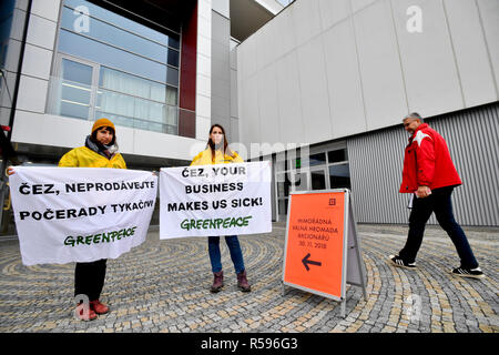 Greenpeace tchèque présente version tchèque de rapport sur les entreprises d'alimentation en air d'empoisonnement l'Europe, en face de Cubex bâtiment à proximité de la station de métro Pankrac, Prague, dans lequel le général réunion du service d'électricité CEZ a lieu le vendredi 30 novembre, 2018. (CTK Photo/Vit Simanek) Banque D'Images