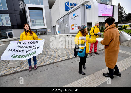 Greenpeace tchèque présente version tchèque de rapport sur les entreprises d'alimentation en air d'empoisonnement l'Europe, en face de Cubex bâtiment à proximité de la station de métro Pankrac, Prague, dans lequel le général réunion du service d'électricité CEZ a lieu le vendredi 30 novembre, 2018. (CTK Photo/Vit Simanek) Banque D'Images