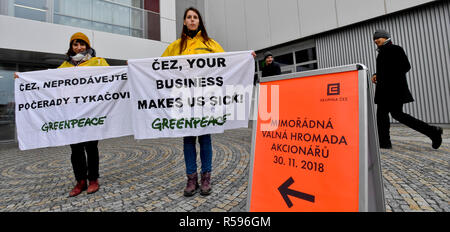 Greenpeace tchèque présente version tchèque de rapport sur les entreprises d'alimentation en air d'empoisonnement l'Europe, en face de Cubex bâtiment à proximité de la station de métro Pankrac, Prague, dans lequel le général réunion du service d'électricité CEZ a lieu le vendredi 30 novembre, 2018. (CTK Photo/Vit Simanek) Banque D'Images