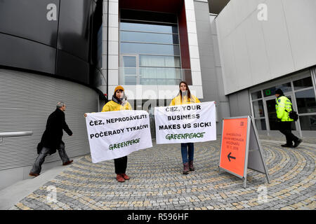 Greenpeace tchèque présente version tchèque de rapport sur les entreprises d'alimentation en air d'empoisonnement l'Europe, en face de Cubex bâtiment à proximité de la station de métro Pankrac, Prague, dans lequel le général réunion du service d'électricité CEZ a lieu le vendredi 30 novembre, 2018. (CTK Photo/Vit Simanek) Banque D'Images