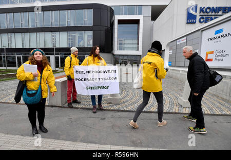 Greenpeace tchèque présente version tchèque de rapport sur les entreprises d'alimentation en air d'empoisonnement l'Europe, en face de Cubex bâtiment à proximité de la station de métro Pankrac, Prague, dans lequel le général réunion du service d'électricité CEZ a lieu le vendredi 30 novembre, 2018. (CTK Photo/Vit Simanek) Banque D'Images