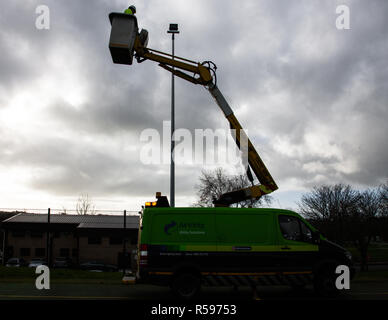 Carrigaline, Cork, Irlande. 30 novembre, 2018. Un ingénieur d'Airtricity s'apprête à installer de nouveaux projecteurs à la cour de basket-ball au complexe communautaire à Carrigaline Co., Cork, Irlande. Crédit : David Creedon/Alamy Live News Banque D'Images