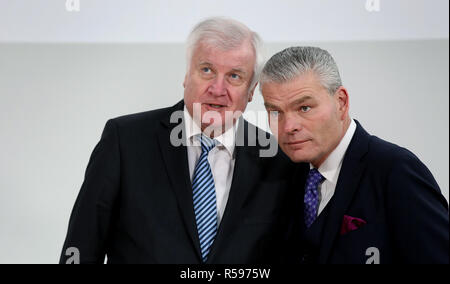 30 novembre 2018, la Saxe-Anhalt, Magdeburg : Horst Seehofer (CSU), Ministre fédéral de l'intérieur, l'habitat et la construction, et Holger Stahlknecht (CDU), le ministre de l'Intérieur, de la Saxe-Anhalt, au cours de la conférence de presse à l'issue de la Conférence des ministres de l'Intérieur à Herrenkrug Parkhotel à Magdeburg. Photo : Ronny Hartmann/dpa-Zentralbild/dpa Banque D'Images