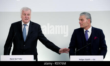 30 novembre 2018, la Saxe-Anhalt, Magdeburg : Horst Seehofer (CSU), Ministre fédéral de l'intérieur, l'habitat et la construction, et Holger Stahlknecht (CDU), le ministre de l'Intérieur, de la Saxe-Anhalt, au cours de la conférence de presse à l'issue de la Conférence des ministres de l'Intérieur à Herrenkrug Parkhotel à Magdeburg. Photo : Ronny Hartmann/dpa-Zentralbild/dpa Banque D'Images