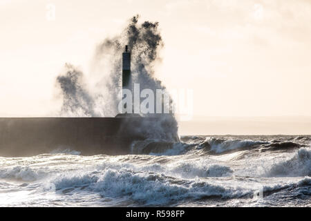 Aberystwyth, Pays de Galles, Royaume-Uni. 30Th Nov, 2018. Météo France : Au lendemain de la tempête Diana, coups de vent fort continuer hammer énormes vagues contre les défenses de la mer à Aberystwyth, sur la côte ouest de la Baie de Cardigan au Pays de Galles. Crédit photo : Keith morris/Alamy Live News Banque D'Images