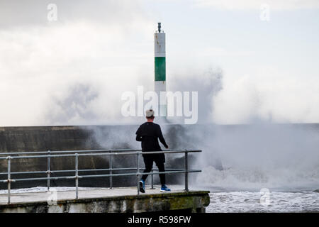 Aberystwyth, Pays de Galles, Royaume-Uni. 30Th Nov, 2018. Météo France : Au lendemain de la tempête Diana, coups de vent fort continuer hammer énormes vagues contre les défenses de la mer à Aberystwyth, sur la côte ouest de la Baie de Cardigan au Pays de Galles. Crédit photo : Keith morris/Alamy Live News Banque D'Images