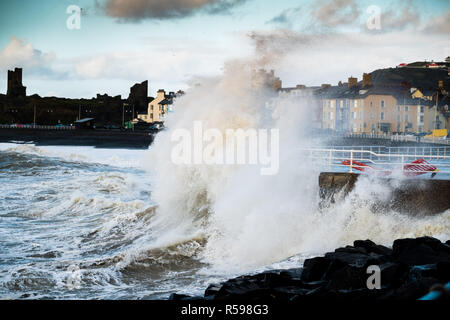 Aberystwyth, Pays de Galles, Royaume-Uni. 30Th Nov, 2018. Météo France : Au lendemain de la tempête Diana, coups de vent fort continuer hammer énormes vagues contre les défenses de la mer à Aberystwyth, sur la côte ouest de la Baie de Cardigan au Pays de Galles. Crédit photo : Keith morris/Alamy Live News Banque D'Images