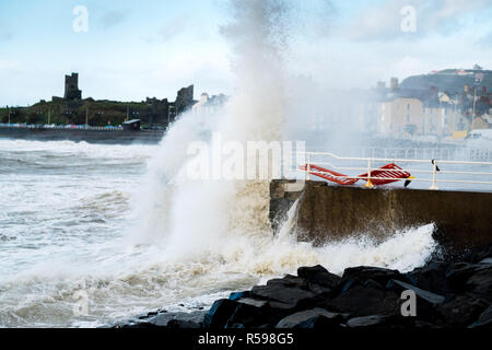 Aberystwyth, Pays de Galles, Royaume-Uni. 30Th Nov, 2018. Météo France : Au lendemain de la tempête Diana, coups de vent fort continuer hammer énormes vagues contre les défenses de la mer à Aberystwyth, sur la côte ouest de la Baie de Cardigan au Pays de Galles. Crédit photo : Keith morris/Alamy Live News Banque D'Images