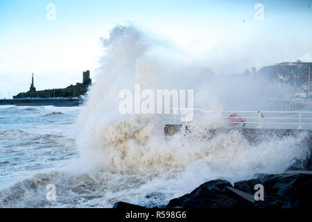 Aberystwyth, Pays de Galles, Royaume-Uni. 30Th Nov, 2018. Météo France : Au lendemain de la tempête Diana, coups de vent fort continuer hammer énormes vagues contre les défenses de la mer à Aberystwyth, sur la côte ouest de la Baie de Cardigan au Pays de Galles. Crédit photo : Keith morris/Alamy Live News Banque D'Images