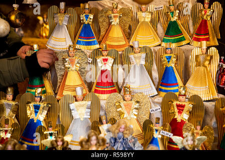 30 novembre 2018, la Bavière, Nuremberg : Noël, les anges sont en vente sur un stand au marché de Nuremberg. Photo : Daniel Karmann/dpa Banque D'Images