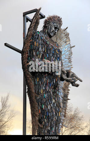 Liverpool, Royaume-Uni. 30 novembre 2018. Le couteau 'Angel' est un 27 pieds de haut sculpture de couteaux de l'artiste Alfie Bradley comme monument national contre la violence et l'agression. Il a été installé à la Cathédrale de Liverpool et demeurera en place jusqu'au 31 janvier 2019. Un mémorial à ceux dont les vies ont été affectées par le crime de couteau, Alfie a conçu et créé l'œuvre d'art à lui tout seul, à l'aciérie Britannique Centre. Premos Crédit :/Alamy Live News Banque D'Images