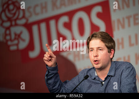 30 novembre 2018, en Rhénanie du Nord-Westphalie, Düsseldorf : Kevin Kühnert, Président fédéral des Jeunes Socialistes (Jusos), prend la parole à l'ouverture des trois jours de Juso congrès fédéral du SPD d'une organisation de jeunesse. Photo : Marius Becker/dpa Banque D'Images