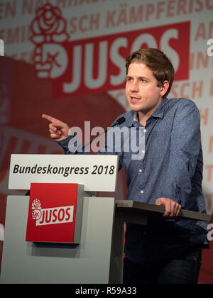 30 novembre 2018, en Rhénanie du Nord-Westphalie, Düsseldorf : Kevin Kühnert, Président fédéral des Jeunes Socialistes (Jusos), prend la parole à l'ouverture des trois jours de Juso congrès fédéral du SPD d'une organisation de jeunesse. Photo : Marius Becker/dpa Banque D'Images