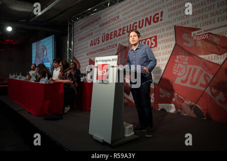 30 novembre 2018, en Rhénanie du Nord-Westphalie, Düsseldorf : Kevin Kühnert, Président fédéral des Jeunes Socialistes (Jusos), prend la parole à l'ouverture des trois jours de Juso congrès fédéral du SPD d'une organisation de jeunesse. Photo : Marius Becker/dpa Banque D'Images