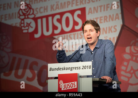 30 novembre 2018, en Rhénanie du Nord-Westphalie, Düsseldorf : Kevin Kühnert, Président fédéral des Jeunes Socialistes (Jusos), prend la parole à l'ouverture des trois jours de Juso congrès fédéral du SPD d'une organisation de jeunesse. Photo : Marius Becker/dpa Banque D'Images